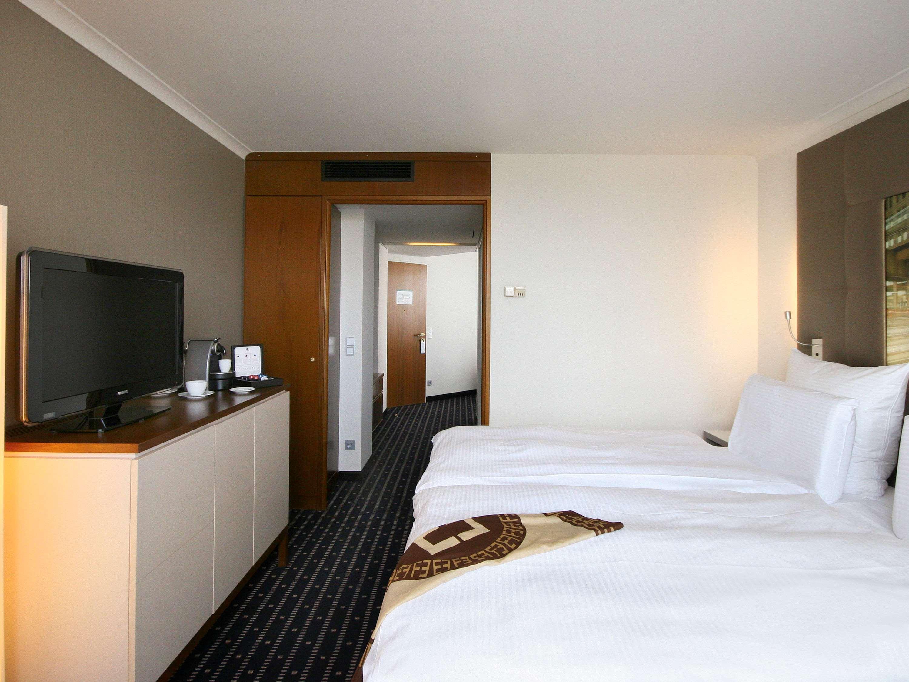 Отель Pullman Stuttgart Fontana Экстерьер фото