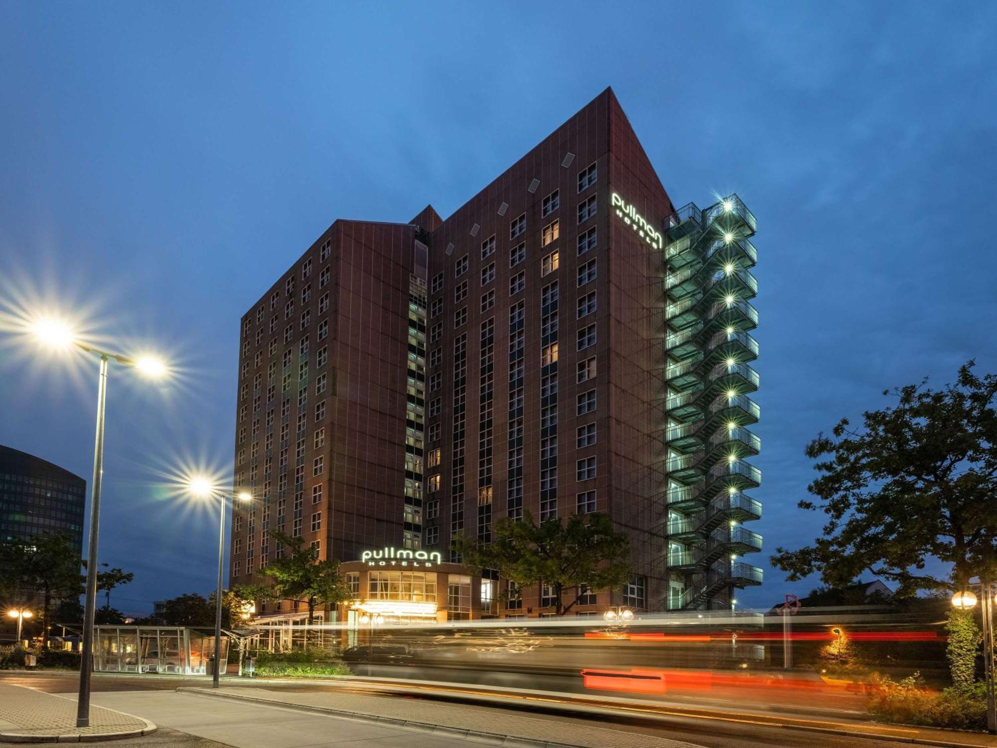 Отель Pullman Stuttgart Fontana Экстерьер фото